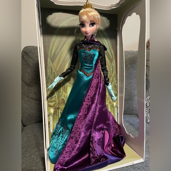Limited edition 1 of 5000 17” Elsa coronation doll - Picture 5 of 7